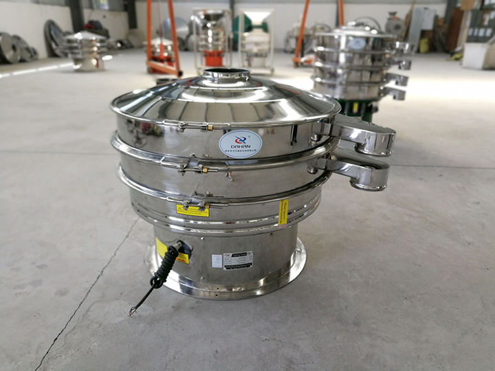 全不銹鋼振動(dòng)篩整機(jī)采用不銹鋼拋光而成，干凈衛(wèi)生，可避免原料被污染